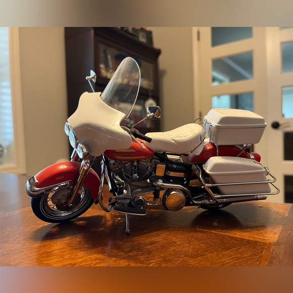 Harley Davidson 2003 display of 1976 Electra Glide Road Rally Edition and Knife - Picture 7 of 14